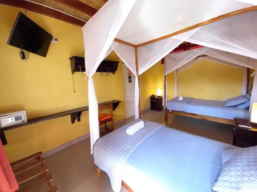 2 twin beds