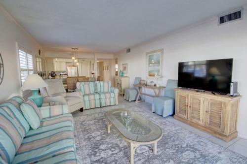 El Matador 319 - Walk right out to the pool and the beach! in Fort Walton Beach, USA