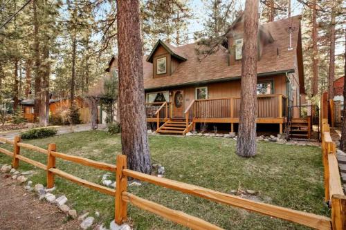 Spacious, Private 3 bedroom Chalet with Hot Tub! - Woodlands