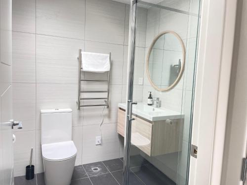 NO PARTY ALLOWED, Entire Brand New 3 bedroom townhouse, free unlimited fibre wifi and free parking NO PARTY ALLOWED, Entire Brand New 3 bedroom townhouse, free unlimited fibre wifi and free parking