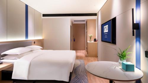 Standard King Room image 2