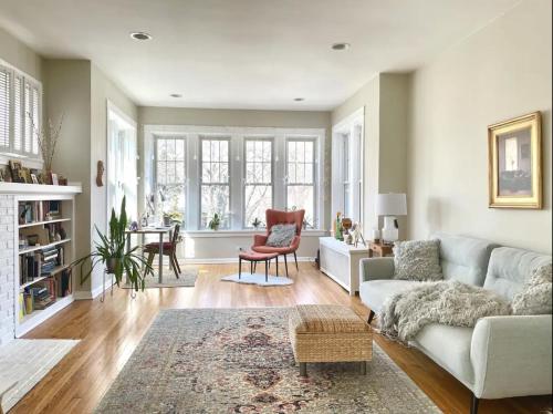 Lovely Family Friendly Home- Free Parking in Evanston, USA