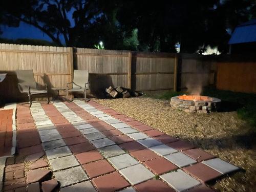 The Little Blue House - Pet Friendly! Fenced Backyard with Tiki Bar & Fire Pit