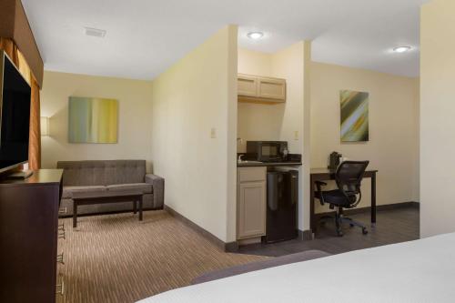 Best Western Plus the Four Corners Inn - image 2