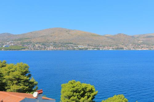 Apartments by the sea Okrug Donji Ciovo - 12502 - image 3
