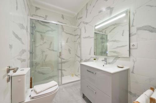 Spacious & Light-Filled 4BR Apartment By TimeColer, Amadora (Foto 4)