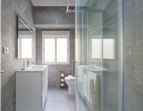 Spacious & Light-Filled 4BR Apartment By TimeColer, Amadora (Foto 6)