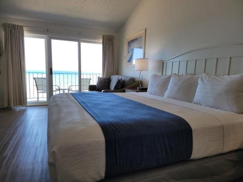 Pointes North Beachfront Resort Hotel in Traverse City, USA
