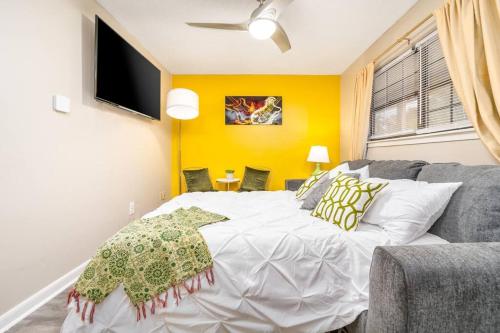 HEIRS LIVING : COZY - By Louisiana College . King Beds . 55inch TV . PetsOK . Near Medical Centers in Pineville, USA