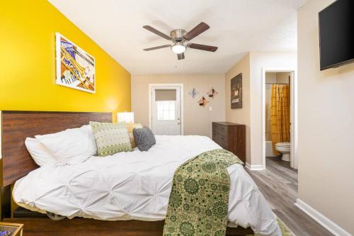 HEIRS LIVING : COZY - By Louisiana College . King Beds . 55inch TV . PetsOK . Near Medical Centers in Pineville, USA