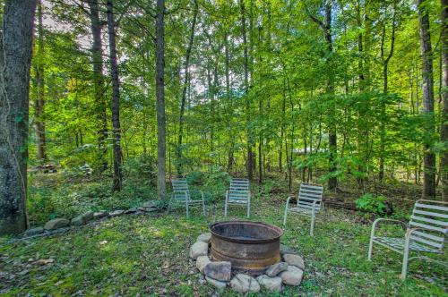 Quaint Hinton Hideaway - Hunt and Fish Nearby! in 웨스트 해리슨버그