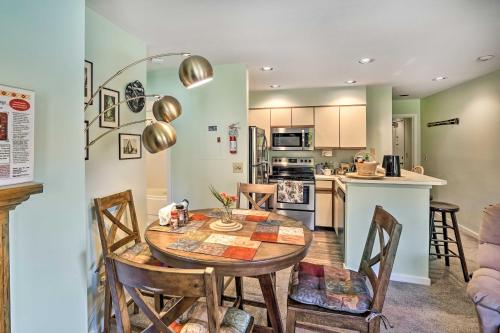 Comfortable Dover Apartment Walk to Mt Snow! in Dover, USA