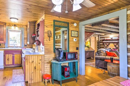 Lovely Flat Rock Cabin from 1905 with Fireplace in Rising Fawn, USA