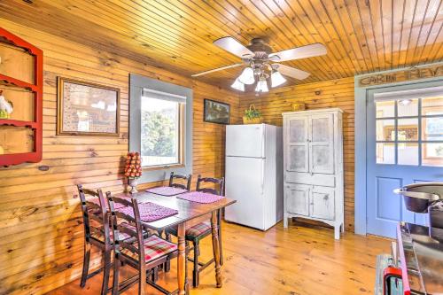 Lovely Flat Rock Cabin from 1905 with Fireplace in Rising Fawn, USA