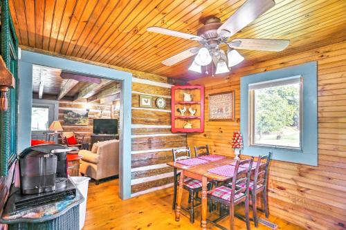 Lovely Flat Rock Cabin from 1905 with Fireplace in Rising Fawn, USA