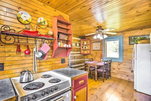 Lovely Flat Rock Cabin from 1905 with Fireplace in Rising Fawn, USA