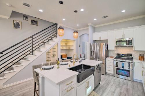 Modern Houston Townhome - 3 Mi to Downtown! in Houston, USA