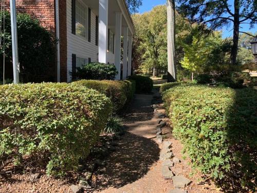 Near Germantown Shopping Colonial with 9 King Beds