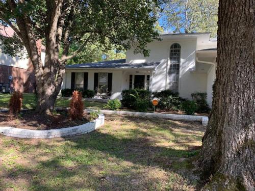 Large Southern Home with Swimming Pool, 5 king bed