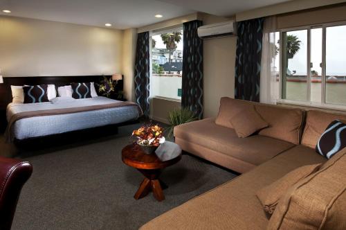 Junior Suite with Partial Sea View