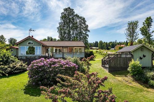 Luxury Villa by lake welcome you