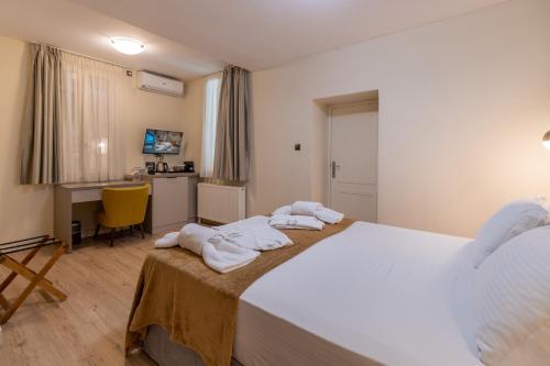 Plaka Arch Suites - image 4