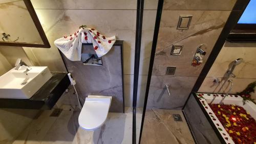 Superior King Suite image 2