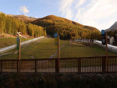 Appartement cosy avec WiFi gratuit, piscine chauffée, sauna, et accès direct aux pistes, Les Orres 1800. - FR-1-322-302