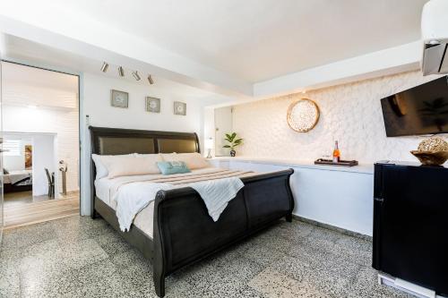 Lucky Luquillo Solar El Yunque & Beach Retreat - 360 Ocean & Rainforest Views in Luquillo