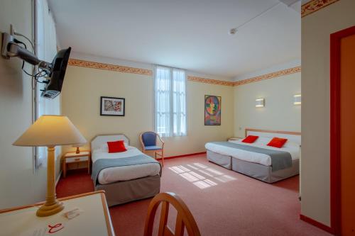 1 double bed, 1 twin bed