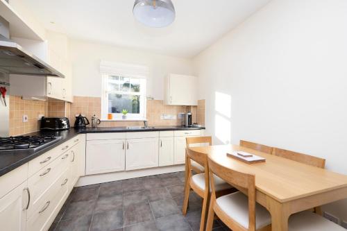 Modern Flat with Free Parking - image 11