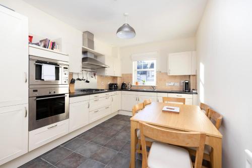 Modern Flat with Free Parking - image 8
