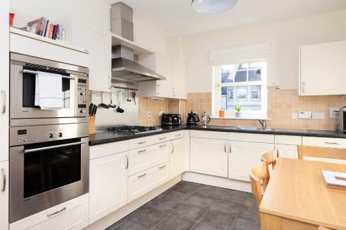 Modern Flat with Free Parking - image 9