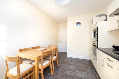 Modern Flat with Free Parking - image 12