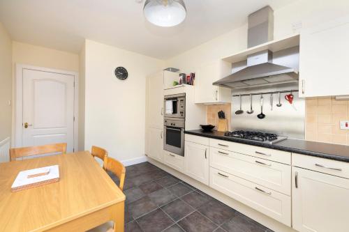 Modern Flat with Free Parking - image 7