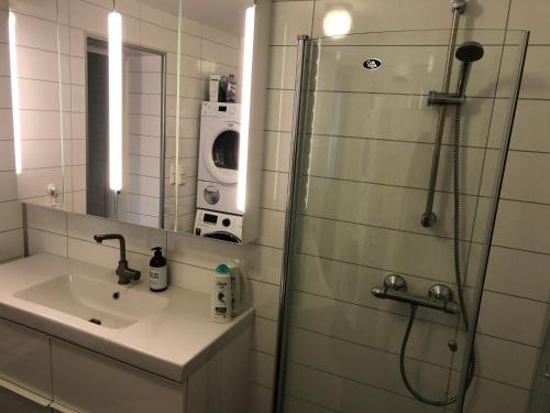 Baño, Spacious house in Tromsø, perfect for groups of families, tourists or workers in Kvaloysletta