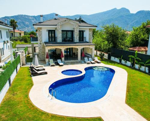 Villa-Sleeps 9-Parking-Pool-Bbq-Hot tub-Pets – khách sạn tại Dalyan