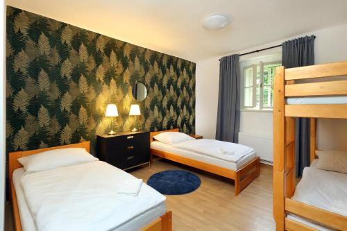 2 twin beds, 2 bunk beds
