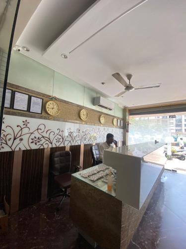 Fuajee, Hotel Pearl View - Near US Embassy BKC in Dadar