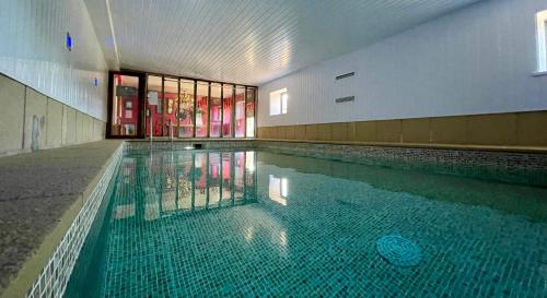 Derbyshire Cottage for 4, 1 hour per day private pool use 1