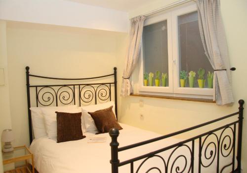 Archimede Guest House Room Type - Budget double room - basement level Archimede Guest House Room Type - Budget double room - basement level
