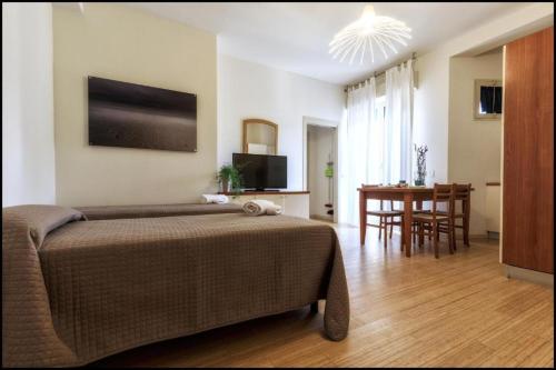 1 queen bed, 1 sofa bed