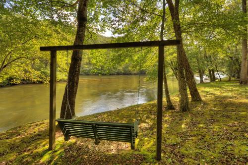 Toccoa River Escape Charming Toccoa River Frontage