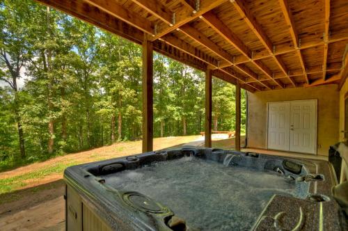 New Spacious Kitchen Deck Views And Hot Tub