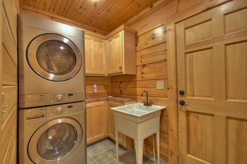 New Spacious Kitchen Deck Views And Hot Tub