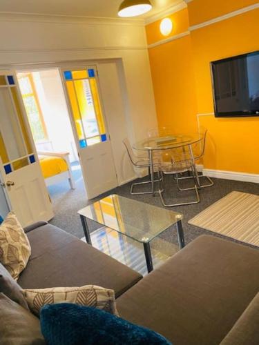 30 négyzetméteres, 4 hálószobás Ház 1 fürdőszobával Pontnewynydd területén (Goldcroft) in Pontnewynydd