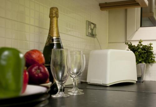 Emporium City Centre Self Catering Apartments Cook as you would at Home - by Victoria Centre Shopping Centre with private outside Patio and Marquee - image 2