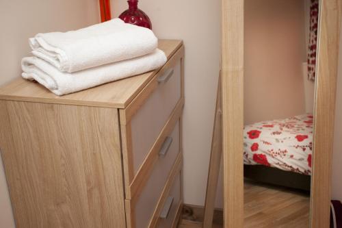 Emporium City Centre Self Catering Apartments Cook as you would at Home - by Victoria Centre Shopping Centre with private outside Patio and Marquee - image 3