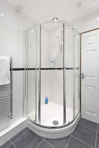 Emporium City Centre Self Catering Apartments Cook as you would at Home - by Victoria Centre Shopping Centre with private outside Patio and Marquee - image 13