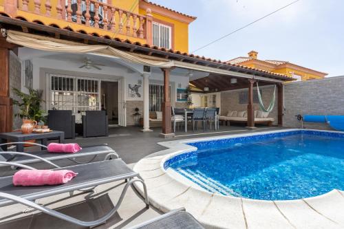 LUXURY VILLA WITH PRIVATE POOL WITH AIRCON,Playa del Duque